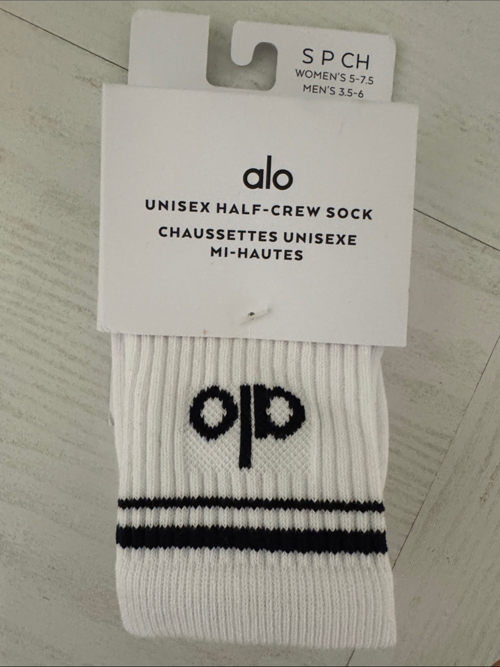Alo Unisex Half-Crew white & black sock Small Women’s 5.5-7.5 Men’s 3.5-6 New